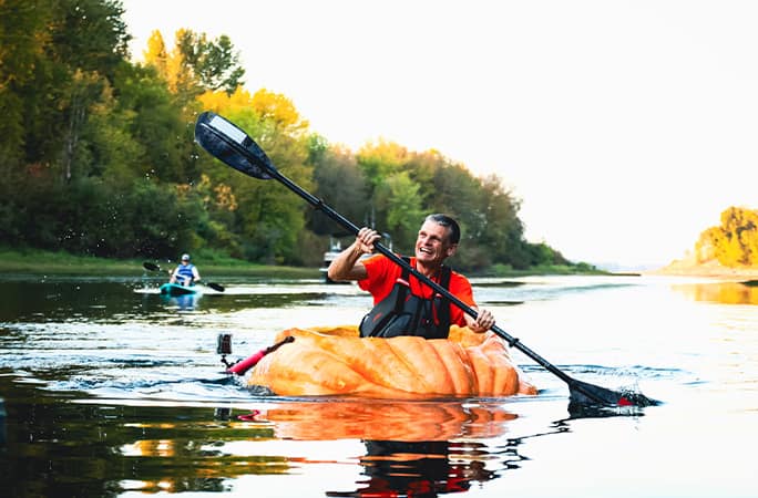 US Man Carves Boat out of 555 kg pumpkin Sail 75 KM In River san