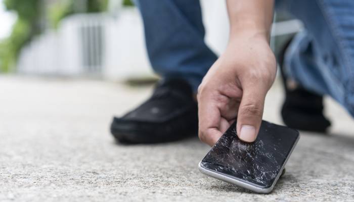 man shares his experience of how he got his mothers lost phone back from a stranger