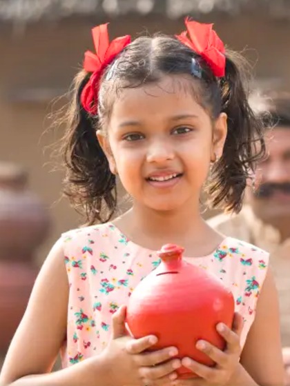 <p>बेटी बचाओ, बेटी पढ़ाओ अभियान के तहत शुरू की गई यह योजना बेटियों की शिक्षा और शादी के लिए फंड जुटाने में मदद करती है। </p>
