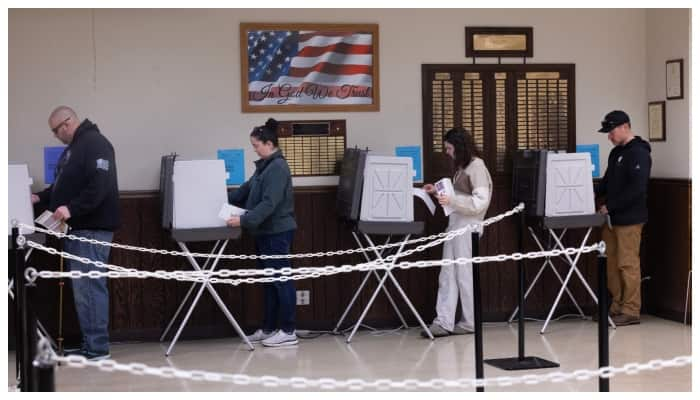 US in polling booth This time the sun belt and the rust belt with whom 