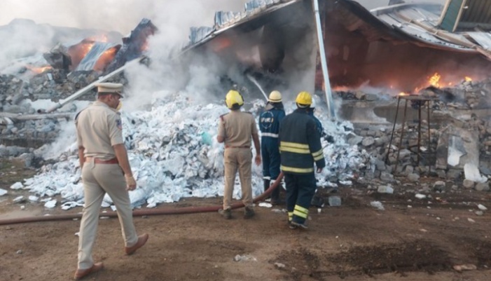 massive fire erupted in a diaper manufacturing factory resulting lose of crores