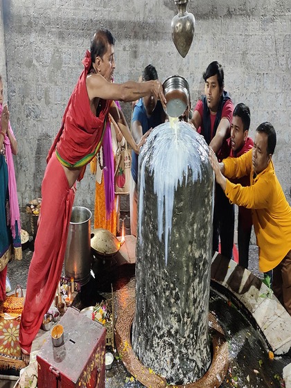 <p>महाभैरव मंदिर में स्थित शिवलिंग को लेकर मान्यता है कि यह स्वयं प्रकट हुआ था। इसे 'स्वयंभू' शिवलिंग कहा जाता है, जो चमत्कारी और रहस्यमय है।</p>
