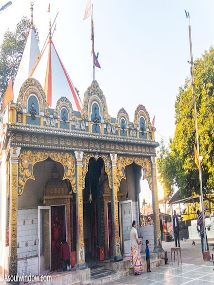 <p>क्या आप जानते हैं कि एशिया का सबसे बड़ा शिवलिंग वाला मंदिर भारत में स्थित है? जानिए महाभैरव मंदिर की अनोखी और ऐतिहासिक कहानी।</p>
