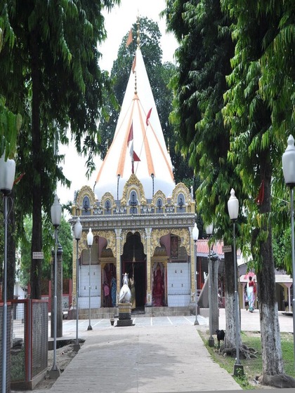 <p>महाभैरव मंदिर की स्थापना द्वापर युग में बाण राजा ने असम के तेजपुर में की थी। इसे शिव की पूजा का एक अद्वितीय केंद्र माना जाता है।</p>
