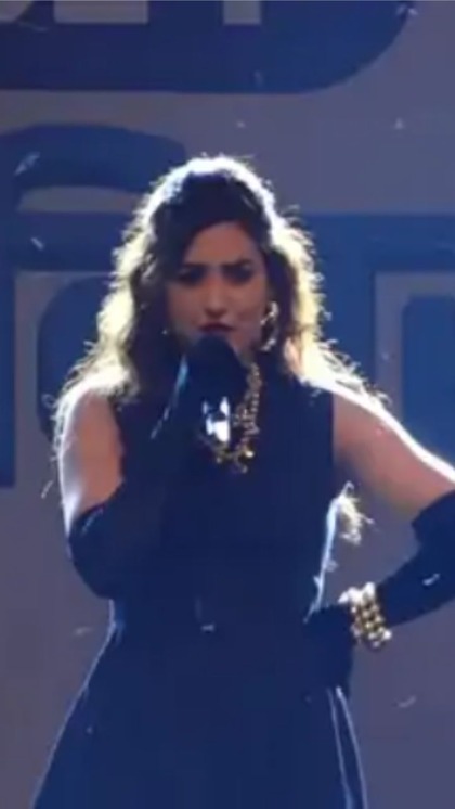 Neeti Mohan swallows bugs on stage