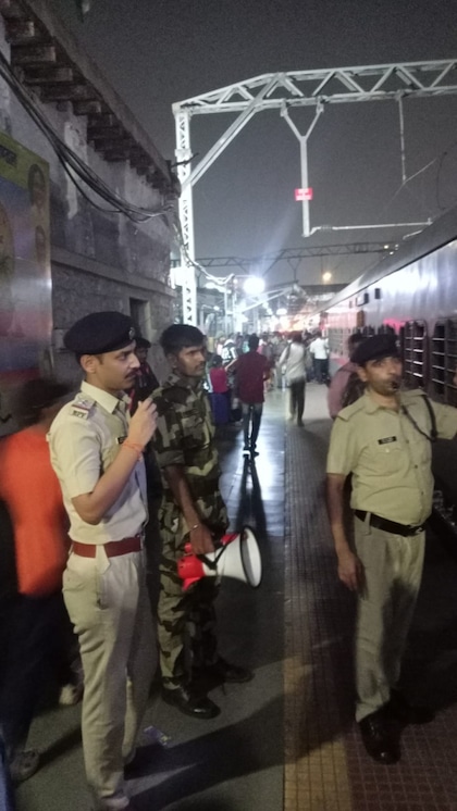 <p>भारतीय रेलवे के नियमों के अनुसार, वेंडर एमआरपी से अधिक चार्ज नहीं कर सकते। अगर ऐसा होता है, तो आप शिकायत दर्ज कर सकते हैं।</p>
