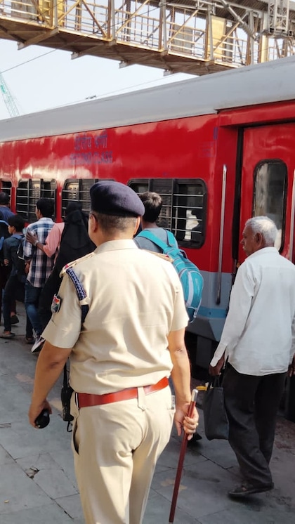 <p>रेलवे हेल्पलाइन नंबर 139 पर कॉल करें। टोल-फ्री नंबर 1800111139 का भी उपयोग करें।</p>
