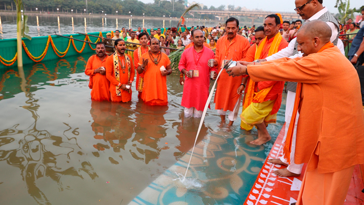 CM Yogi Attacks Congress Over Article 370 at Chhath Puja Event in Lucknow AKP