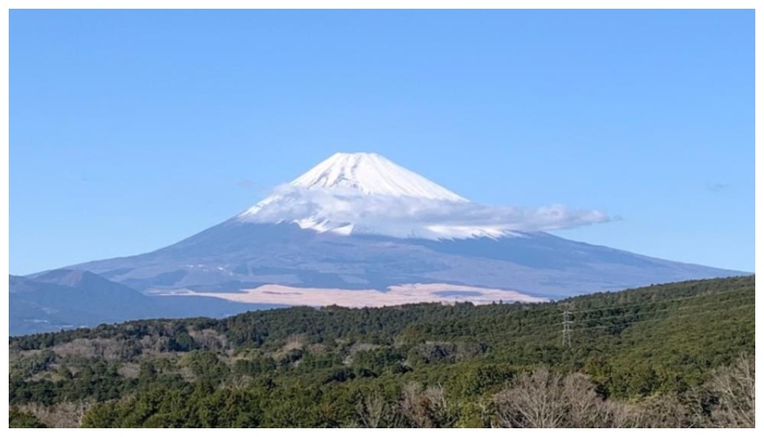 snow back on Japans Fuji Volcano after a month 