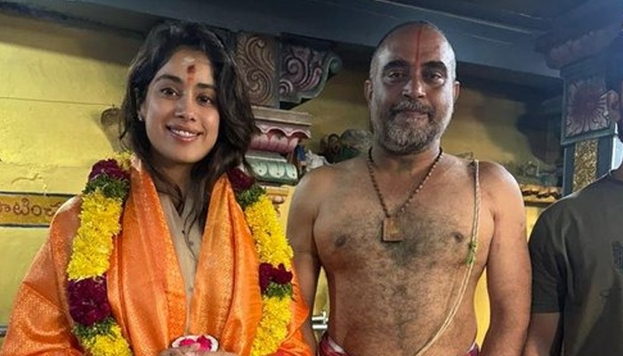 Janhvi Kapoor seeks blessing from Anjaneya Swamy Temple, Hyderabad (Video) RBA