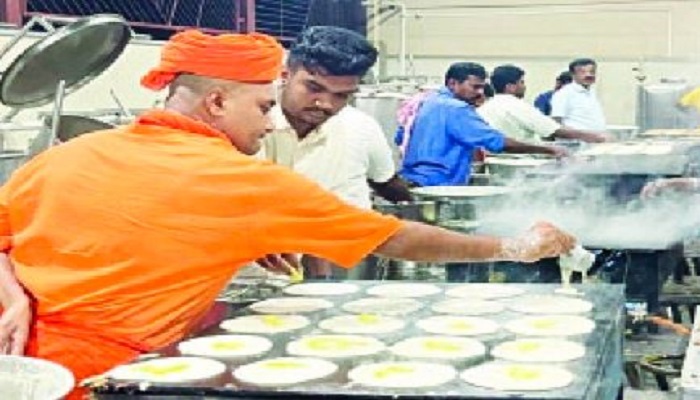 Gavimatha Shri who put butter dosa for students in Koppal grg 