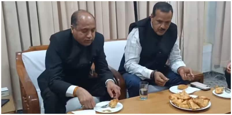 Ex Himachal Chief Minister hosts samosa party to mock congress and cm Sukhvinder Sukhu