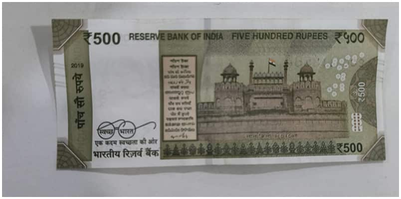 YouTube used as Guide Men Printed 500 rs Notes On 10 rs Stamp Paper