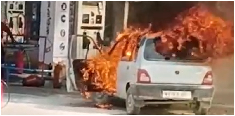 Maruti 800 catches fire at Mangaluru petrol pump 