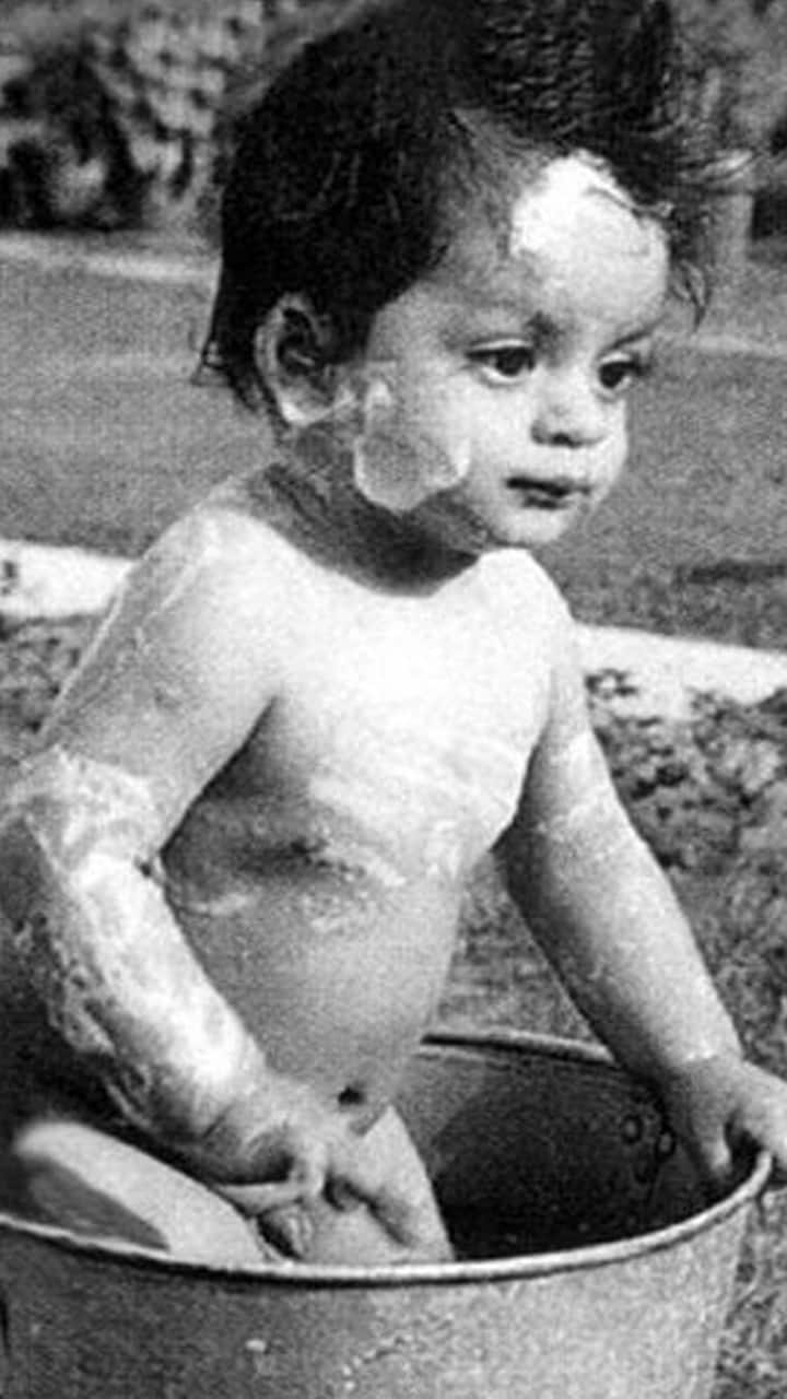 Shah Rukh Khan Childhood Photos goes viral 