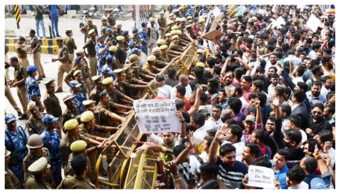 PSC exam in multiple phases Candidates protest in front of UP PSC office