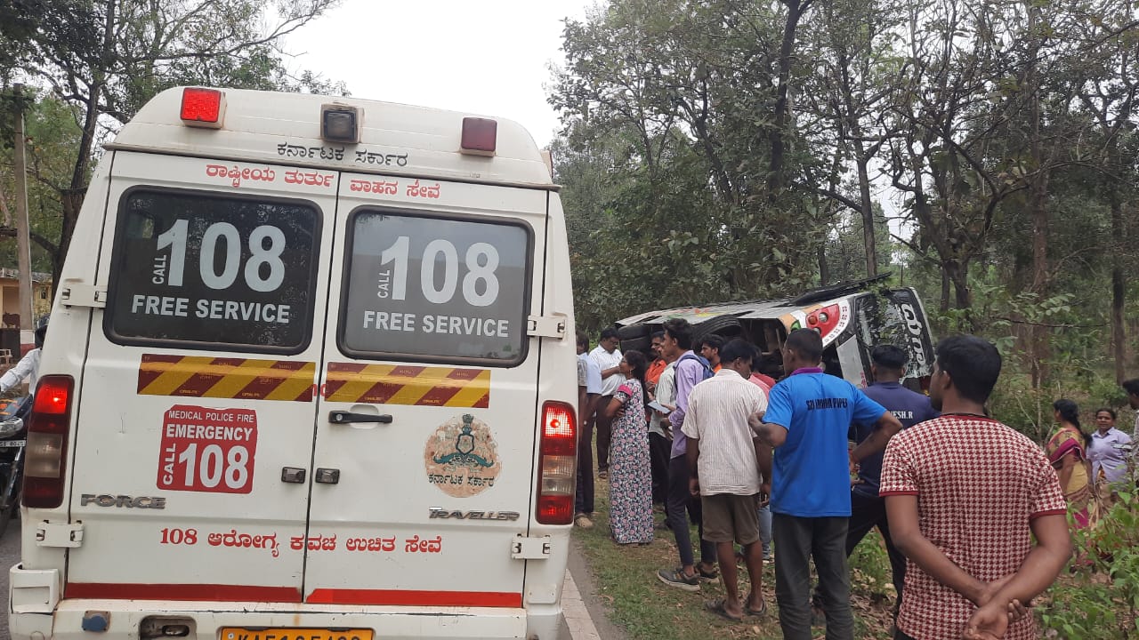 Durgamba private travel bus overturns more than 15 passengers injured at shivamogga rav 