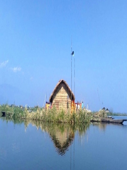 <p>पूर्वोत्तर भारत की सबसे बड़ी मीठे पानी की झील लोकतक में स्थित यह तैरता हुआ स्कूल, मछुआरों के बच्चों को शिक्षा प्रदान करने के लिए शुरू किया गया था। <br />
 </p>

