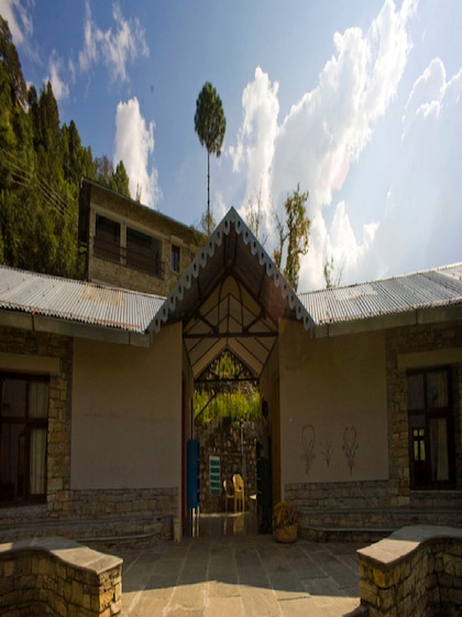 <p>हिमालय की गोदी में स्थित यह स्कूल बच्चों को केवल किताबों की जानकारी नहीं देता, बल्कि उन्हें प्राकृतिक जीवन, सहानुभूति, और जिज्ञासा के साथ सीखने के लिए प्रेरित करता है। </p>
