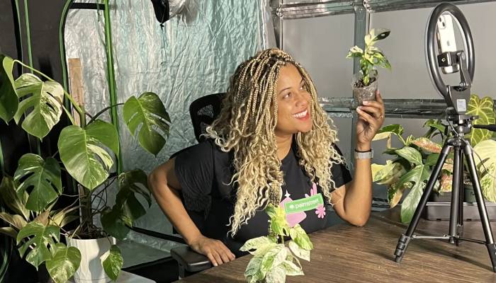 Leena Pettigrew woman earns one crore per year by her houseplant side business 