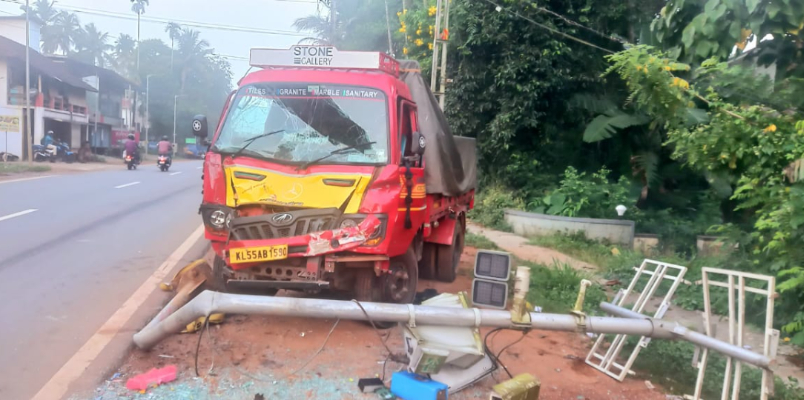 AI Camera  completely destroyed in mini lorry accident at  Balussery Vatoli Bazar