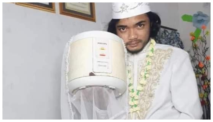 unusual love story of an Indonesian man who got divorced from a rice cooker has gone viral again 