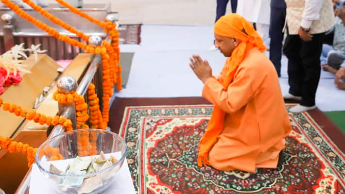 CM Yogi Adityanath pays tribute to Guru Nanak Dev Ji on 555th Prakash Parv