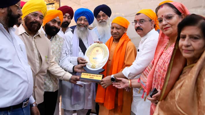 CM Yogi Adityanath pays tribute to Guru Nanak Dev Ji on 555th Prakash Parv