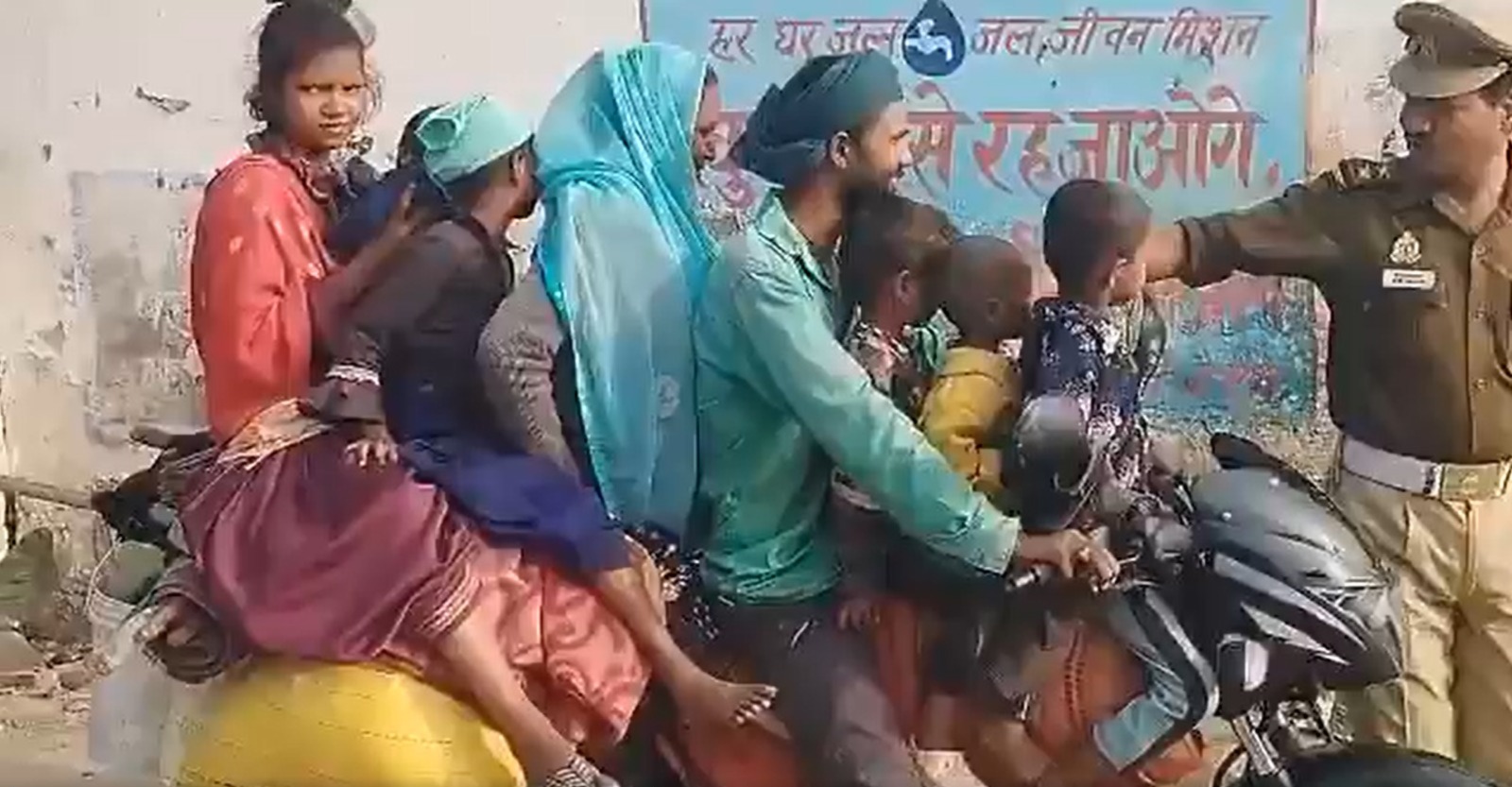 UP not for beginners! Family of 8 including 6 children on one bike leaves Internet stunned (WATCH) shk