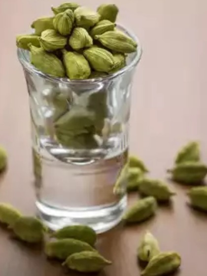 <p>अगर आप सांसों की दुर्गंध से परेशान हैं, तो इलायची खाने से मदद मिल सकती है। इलायची में मौजूद प्राकृतिक तेल ताजगी का एहसास देते हैं, जिससे मुंह की दुर्गंध दूर हो जाती है।</p>
