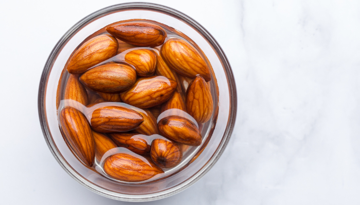 reasons to start the day by eating a handful of soaked almonds