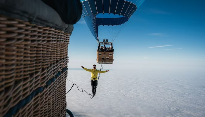 Viral video: German slackliners walk between hot air balloons at 2.5 km altitude; sets new world record gcw