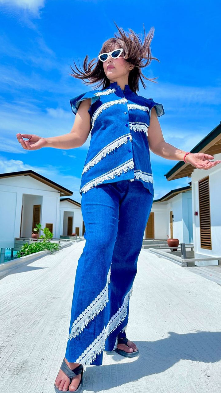 Hina Khan enjoys life in the Maldives despite pain.