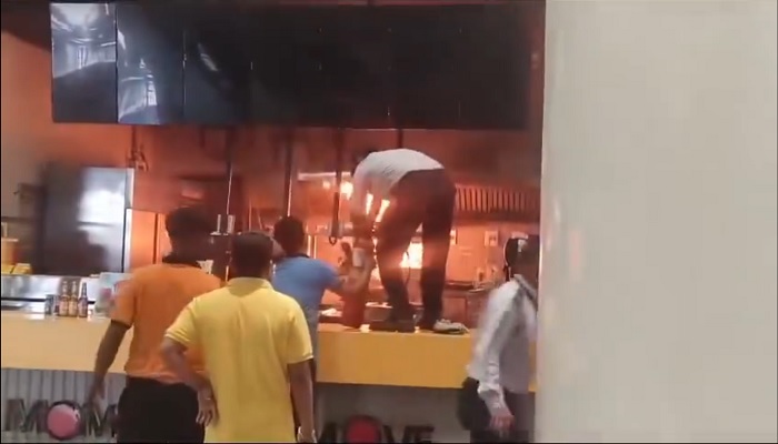 Kolkata fire: Wow Momo outlet at Acropolis Mall catches fire, swift action prevents injuries (WATCH) AJR