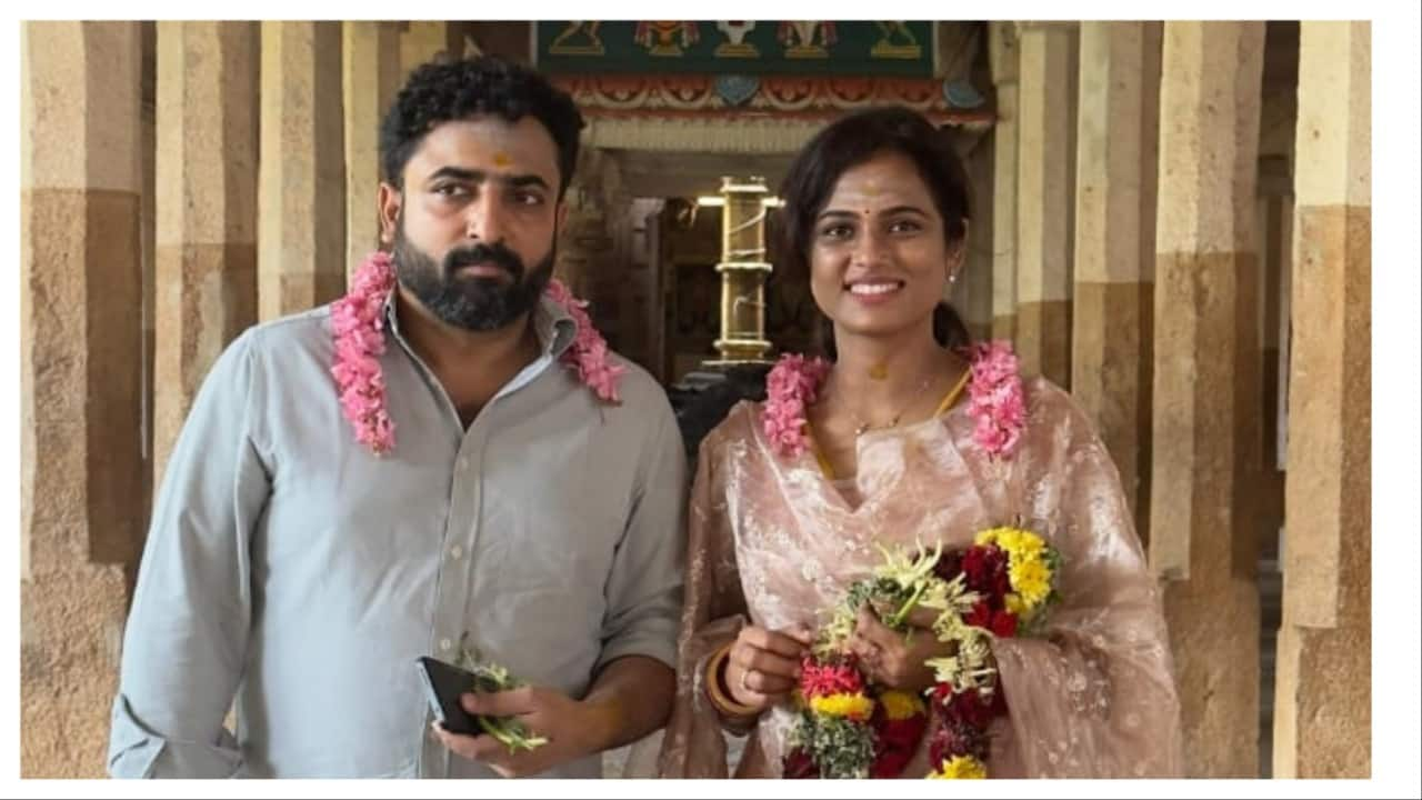 Ramya Pandian Meet Actor Soori in Thiruchendur temple 