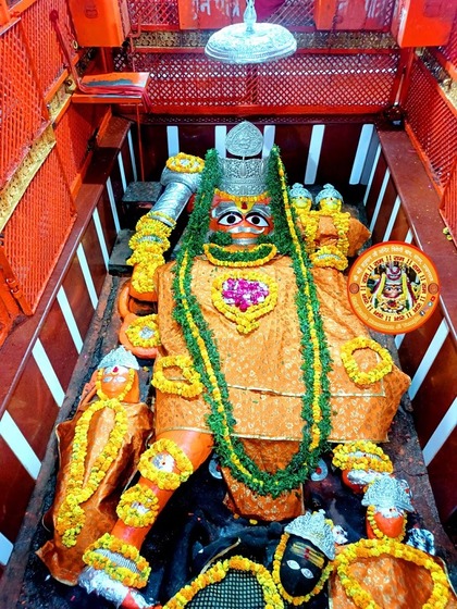 <p>योजना के अनुसार, लेटे हुए हनुमान मंदिर का महाप्रसाद भक्तों को दिया जाएगा। साथ ही, बाघंबरी गद्दी और वन विभाग देश के सभी शंकराचार्यों को चंदन और रुद्राक्ष के पौधे भेंट करेंगे।</p>
