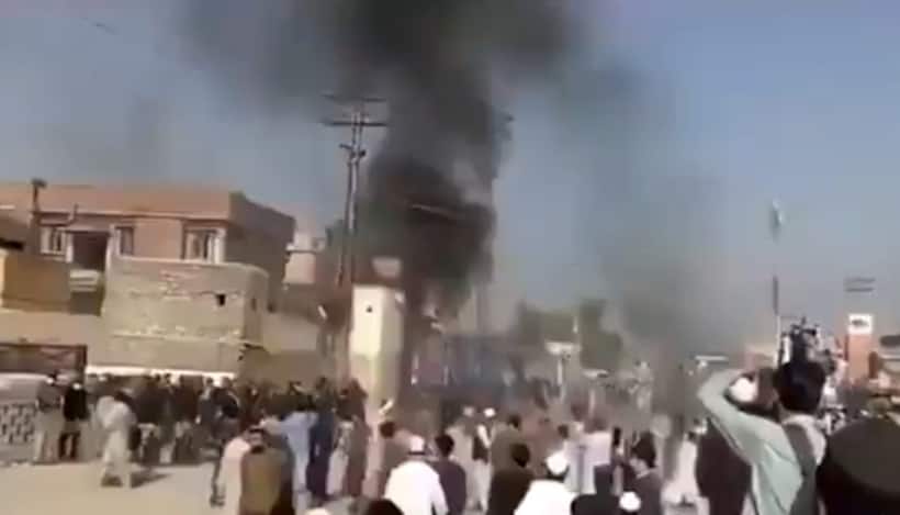 Violence erupts in Pakistan's Peshawar over desecration of Quran, mob of 2,000 attacks police station (WATCH)