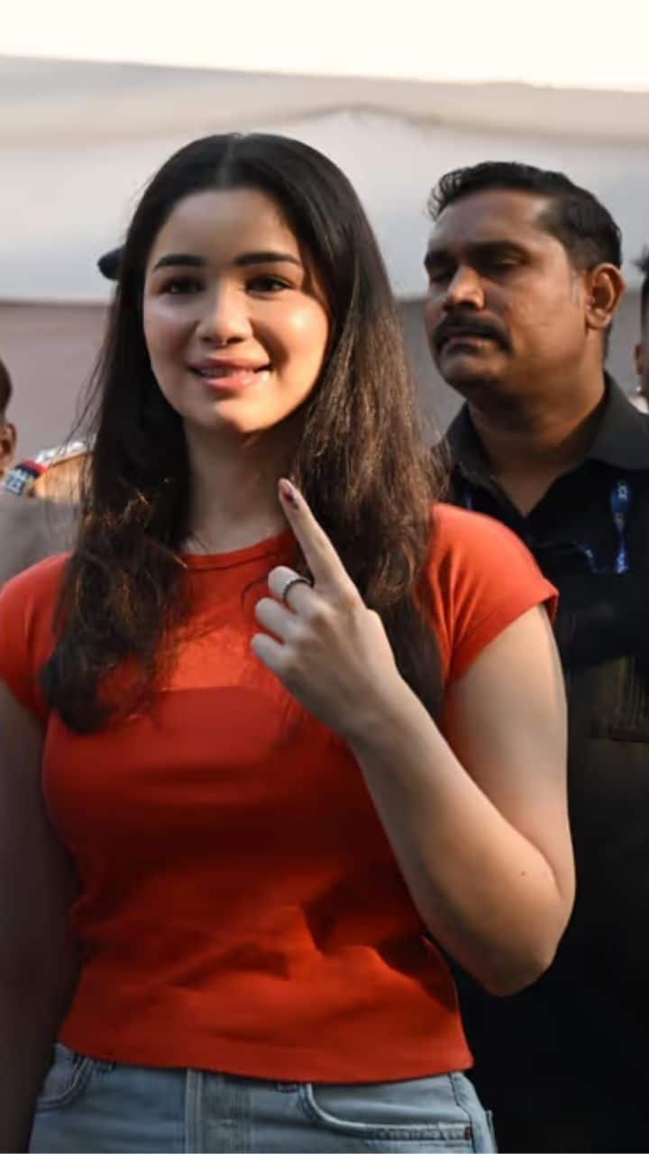 Sara Tendulkar Casts Vote with Family in Maharashtra Assembly Elections 2024 ATG