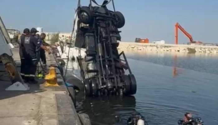 vehicle fell into sea after driver forget to use hand break while parking 