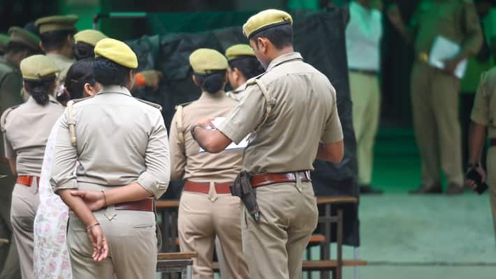 पुलिस जवान का 2 महिला कांस्टेबल से अफेयर, एक संग रहकर दूसरी संग मेला, फिर...