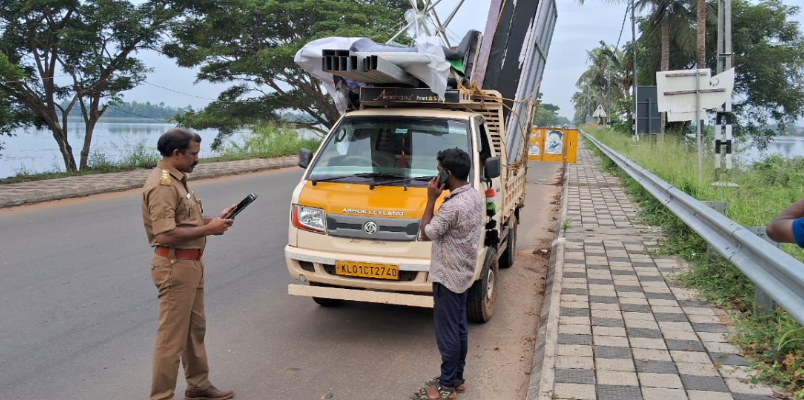 Case against driver and vehicle owner for driving goods vehicle without license