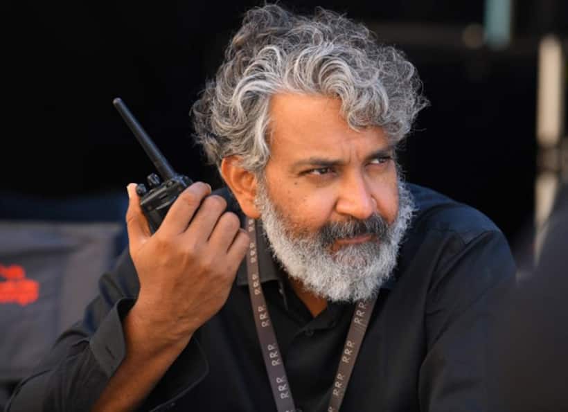 మన సైనికుల ఫోటోలు, వీడియోలు తీయొద్దు.. శత్రువు కోరుకునేది అదే అంటూ రాజమౌళి వార్నింగ్ 