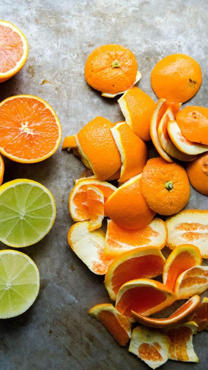 संत्री खाल्ल्यानंतर साल फेकुन देताय?, असा बनवा व्हिटॅमिन सी टोनर - glowing skin orange peel vitamin c toner - Asianet News Marathi
