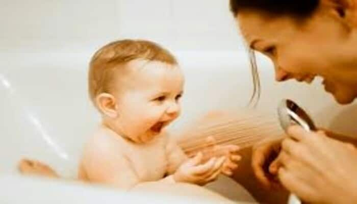 things to keep in mind when bathing your news born baby in winter in tamil mks