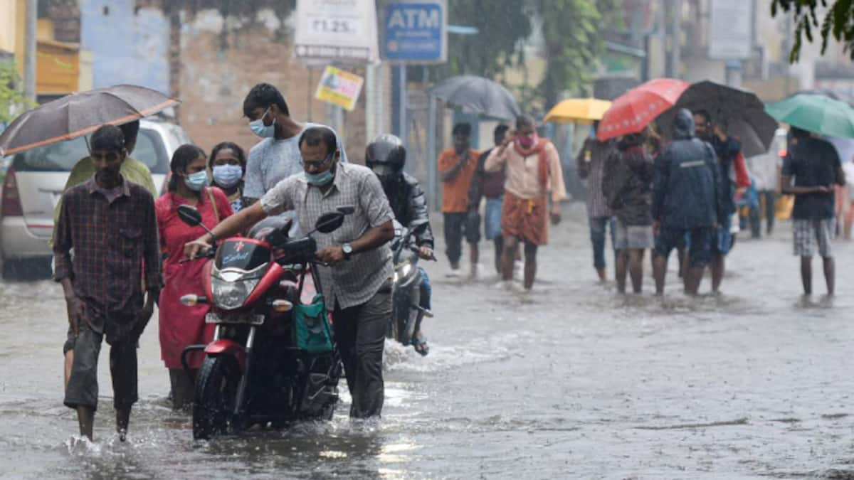 விலகியது வடகிழக்கு பருவமழை ஆனாலும் தென் மாவட்டங்களை விடாமல் துரத்தும் கன மழை வானிலை மையம்