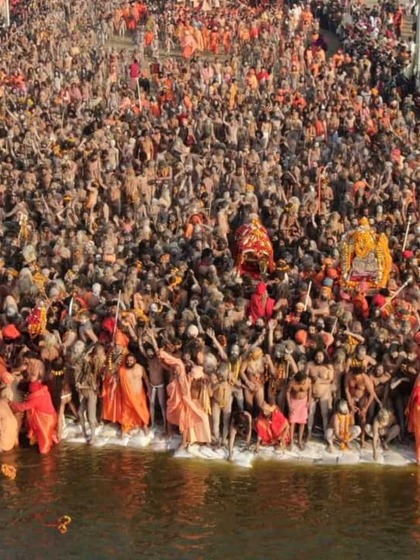 <p>सनातन धर्म में महाकुंभ का महत्व समुद्र मंथन की पौराणिक कथा से जुड़ा है। मान्यता है कि देवताओं और असुरों ने मिलकर समुद्र मंथन किया, जिससे अमृत कलश (Amrit Kalash) निकला। </p>
