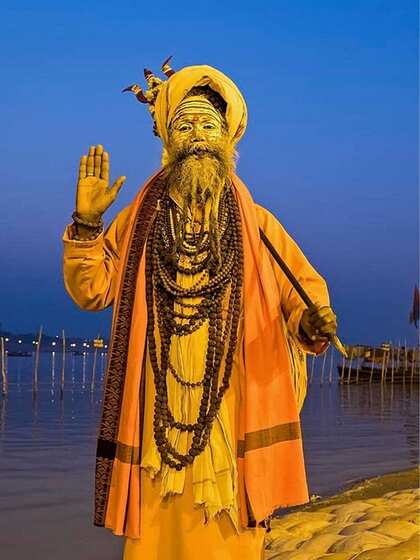 <p>रेलवे स्टेशन से अलोपी मंदिर तक ऑटो लें। अलोपी मंदिर से ई-रिक्शा या ऑटो द्वारा संगम पहुंचें। अनुमानित किराया 20-30 रुपये है।</p>
