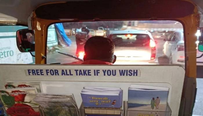 mini mobile library from bengaluru books in auto went viral 