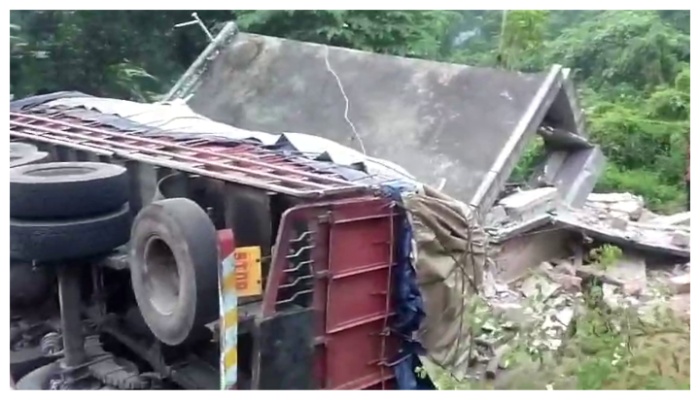 Lorry overturns on top of house in Pandalam accident 4 injured people in hospital