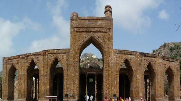 Controversy of adhai din k jhopra